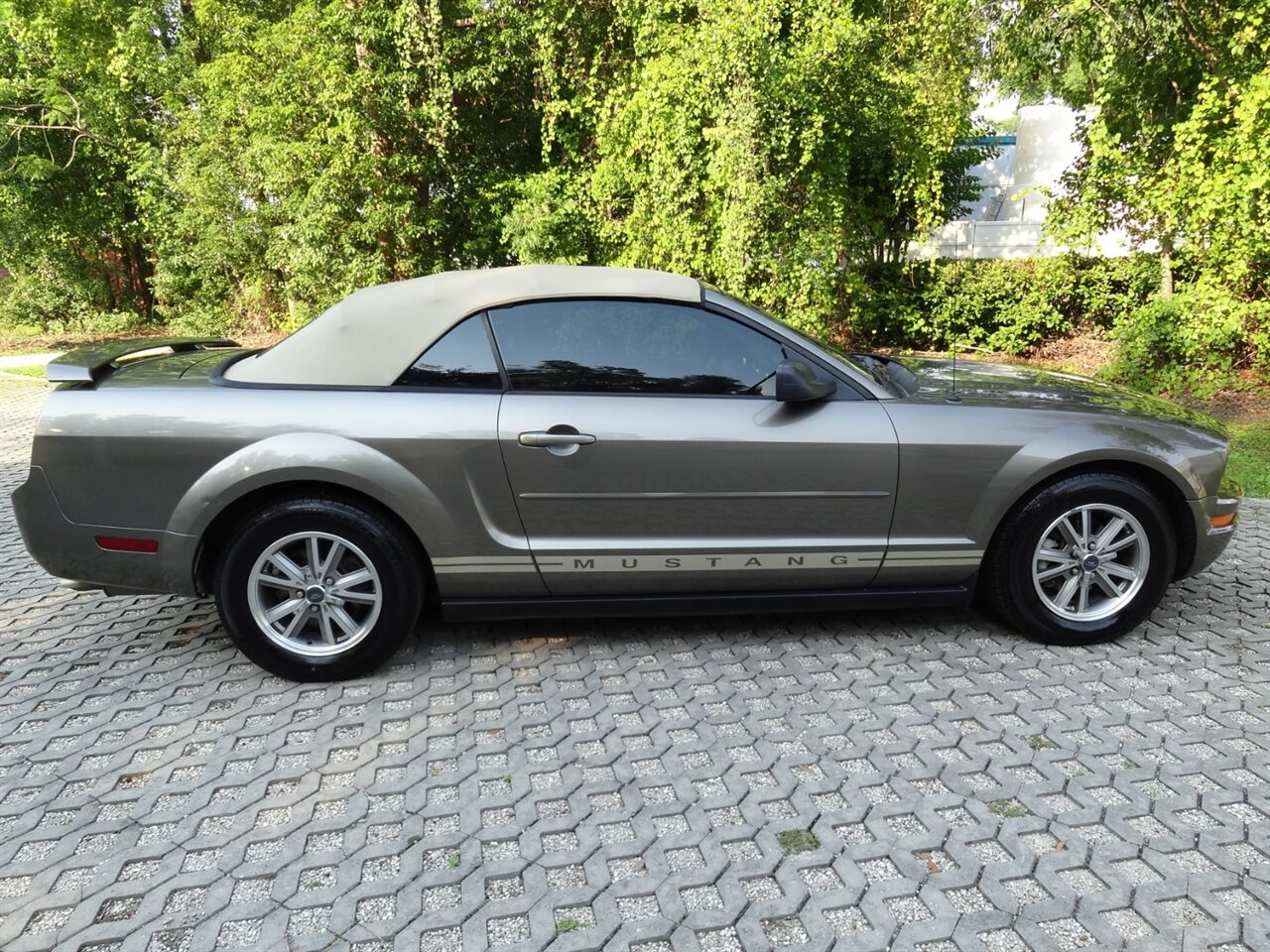 2005 Ford Mustang V6 Deluxe Leather - Photo 23 - Deland, FL 32720