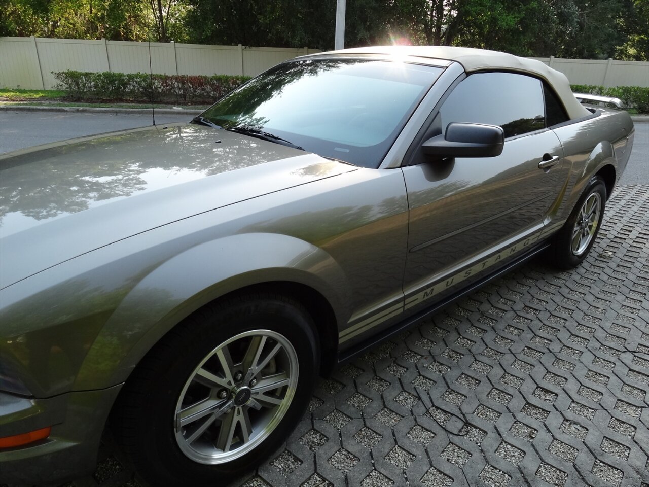 2005 Ford Mustang V6 Deluxe Leather - Photo 15 - Deland, FL 32720