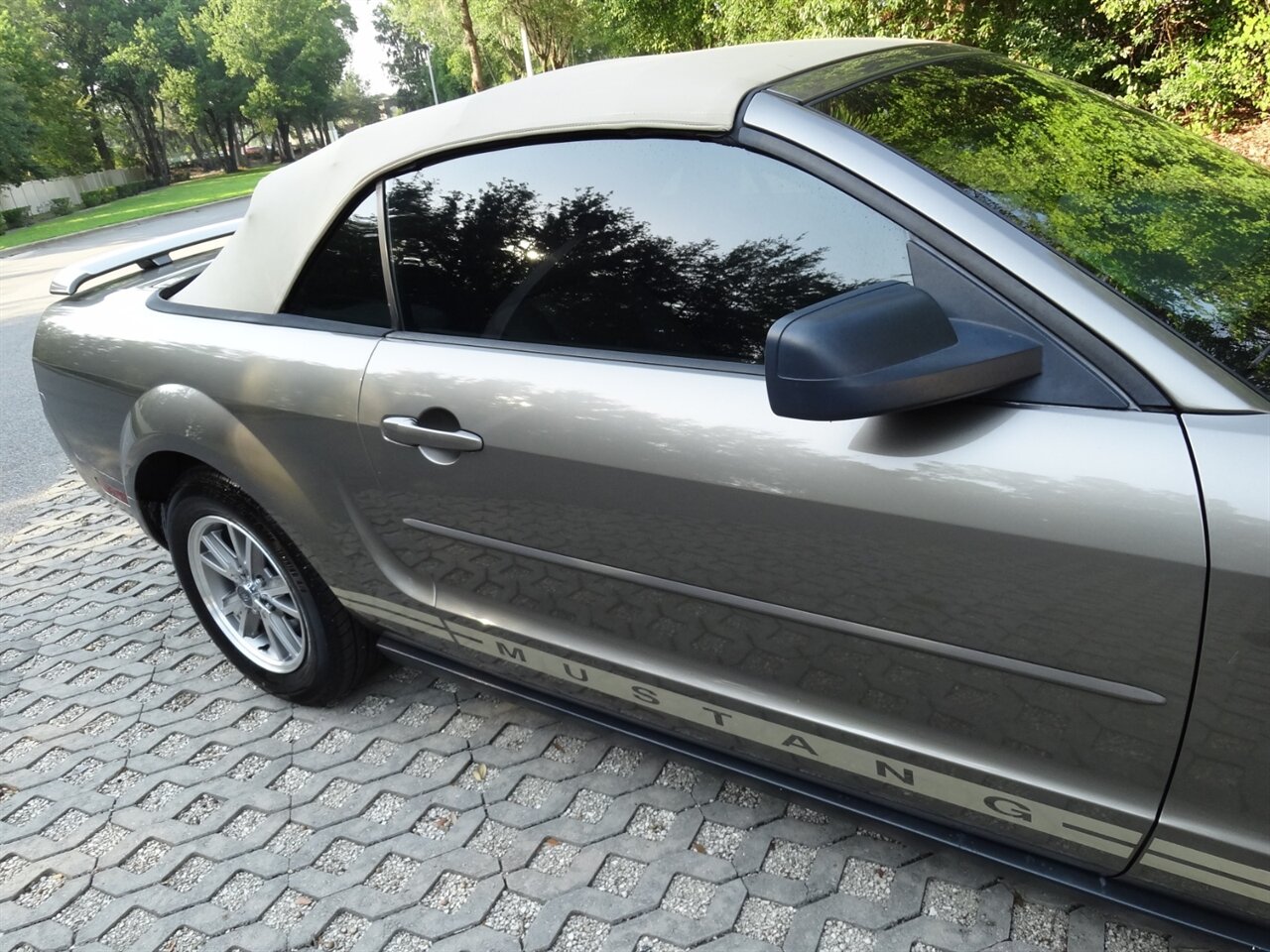 2005 Ford Mustang V6 Deluxe Leather - Photo 14 - Deland, FL 32720