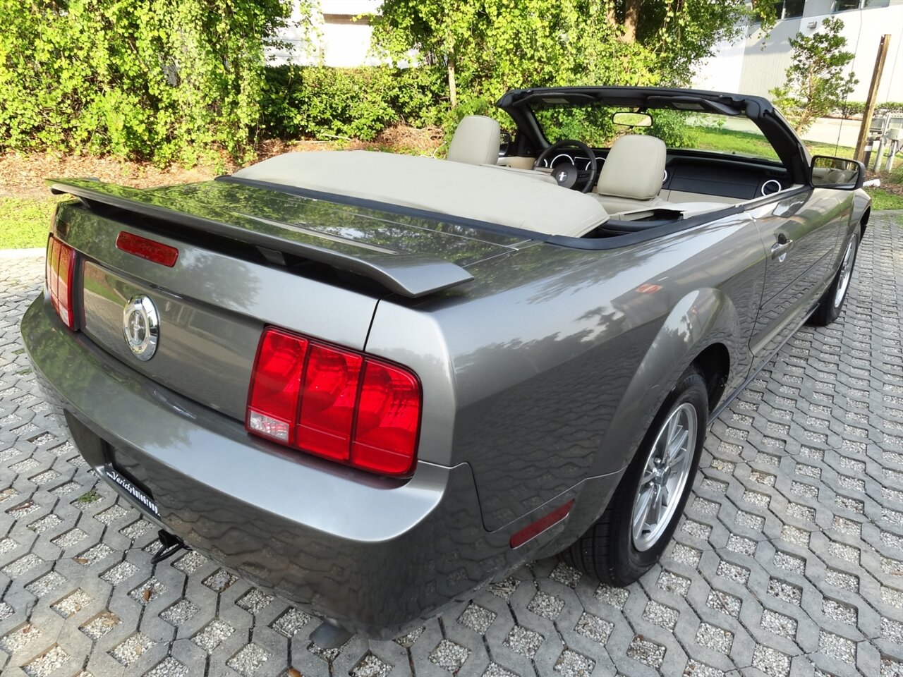 2005 Ford Mustang V6 Deluxe Leather - Photo 4 - Deland, FL 32720