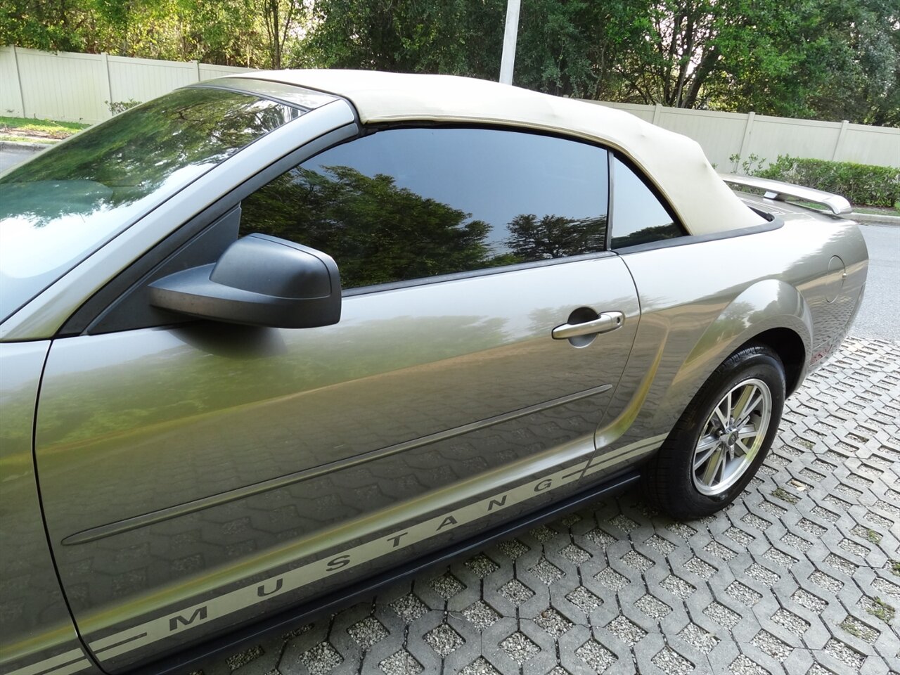 2005 Ford Mustang V6 Deluxe Leather - Photo 16 - Deland, FL 32720