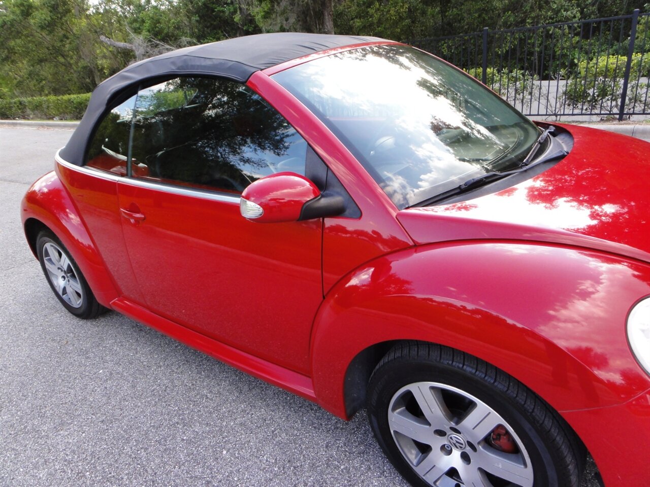 2006 Volkswagen New Beetle Convertible 2.5 - Photo 12 - Deland, FL 32720
