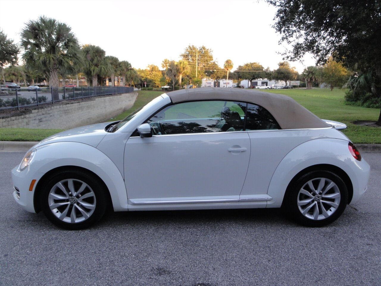 2014 Volkswagen Beetle Convertible TDI Premium - Photo 23 - Deland, FL 32720