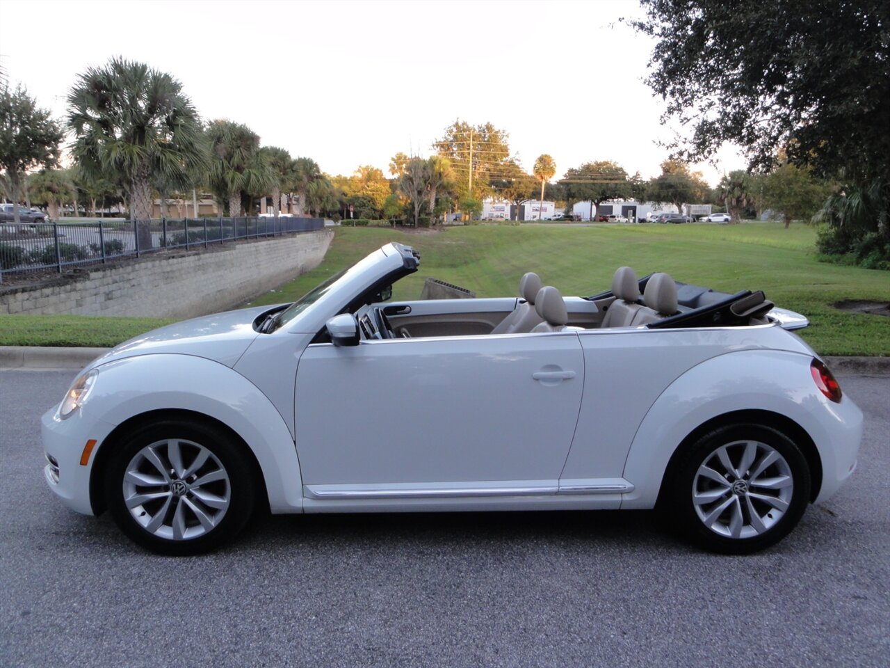 2014 Volkswagen Beetle Convertible TDI Premium - Photo 21 - Deland, FL 32720