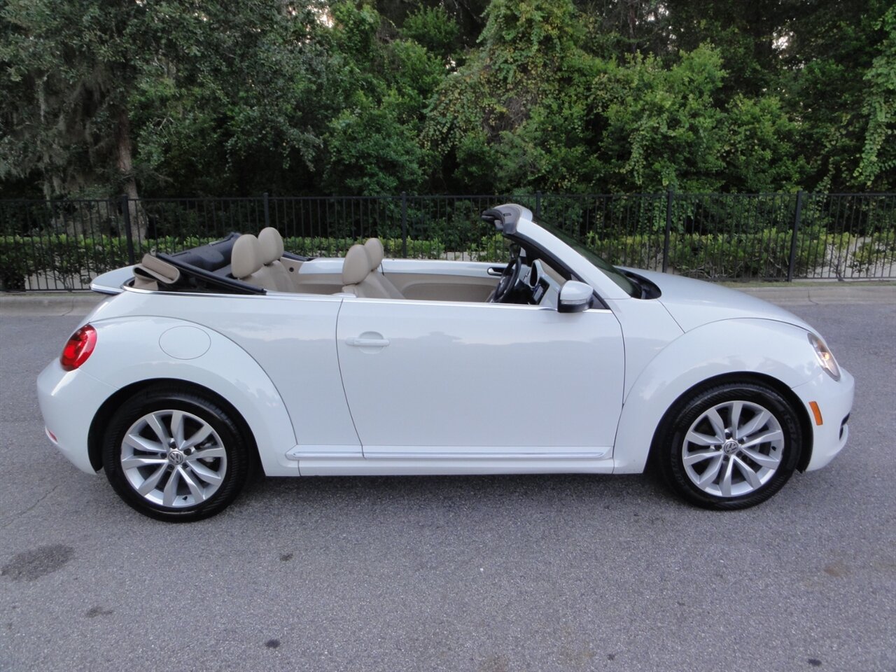 2014 Volkswagen Beetle Convertible TDI Premium - Photo 20 - Deland, FL 32720