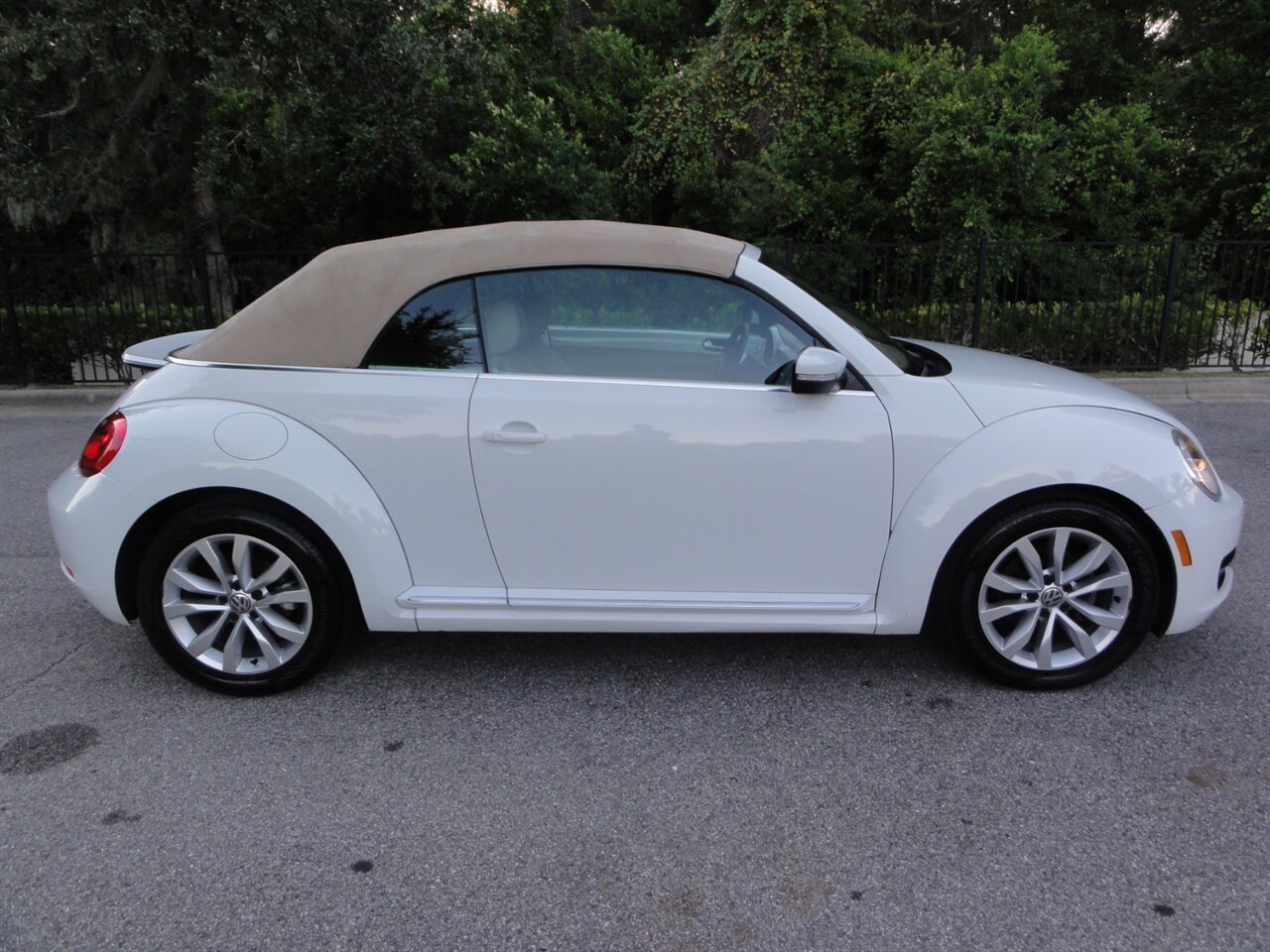 2014 Volkswagen Beetle Convertible TDI Premium - Photo 22 - Deland, FL 32720