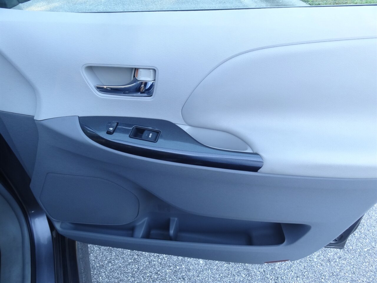 2011 Toyota Sienna SE  BraunAbility ramp van - Photo 48 - Deland, FL 32720