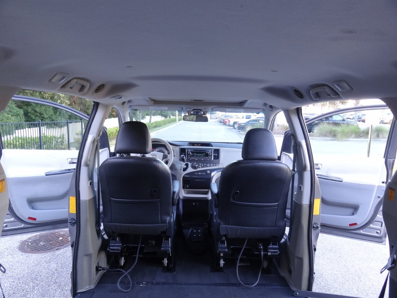 2011 Toyota Sienna SE  BraunAbility ramp van - Photo 42 - Deland, FL 32720
