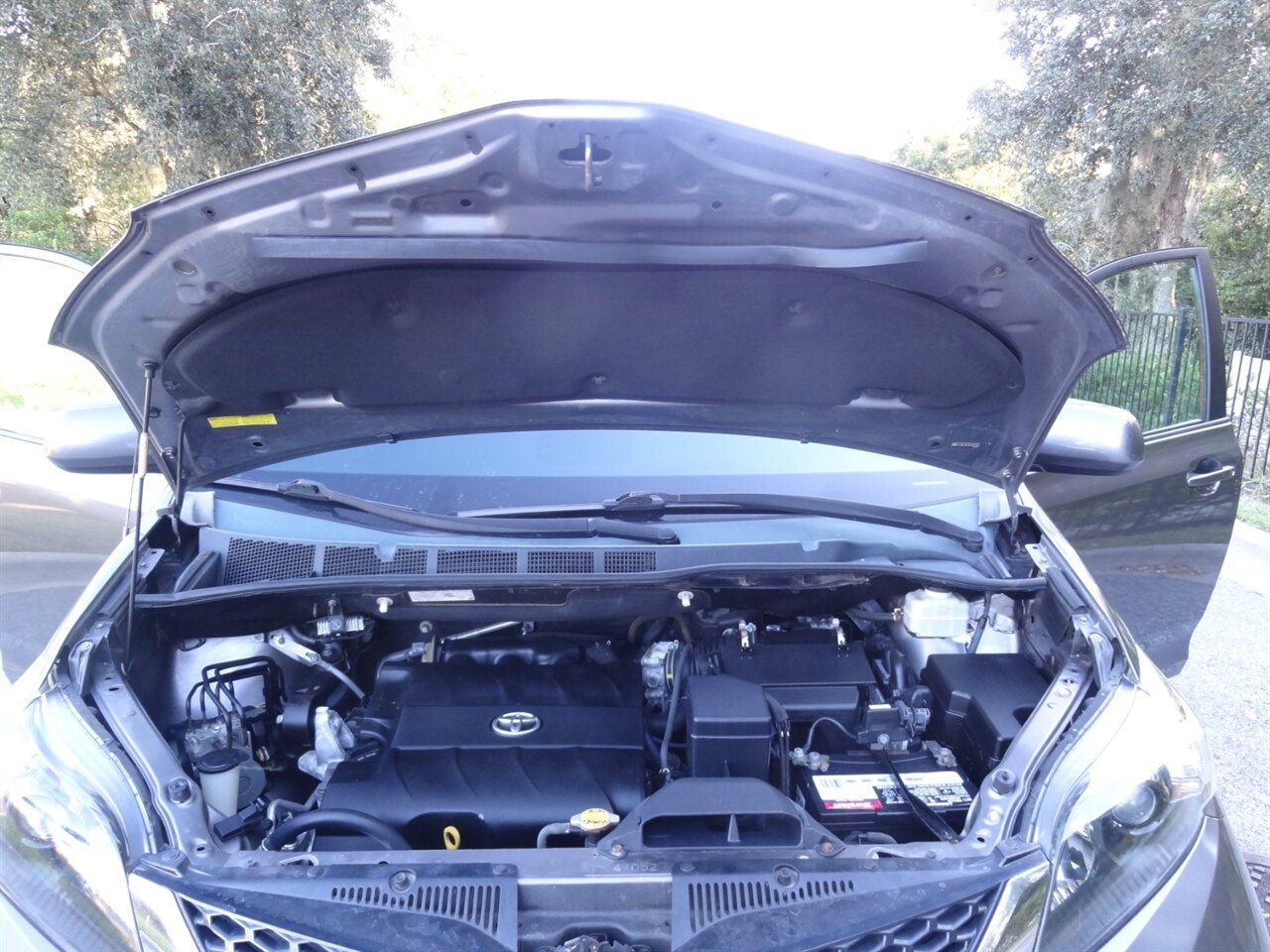 2011 Toyota Sienna SE  BraunAbility ramp van - Photo 27 - Deland, FL 32720