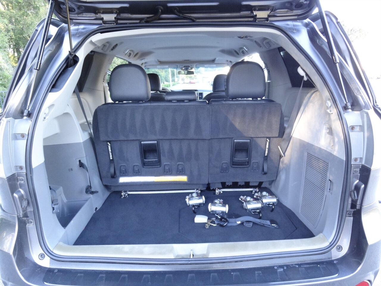 2011 Toyota Sienna SE  BraunAbility ramp van - Photo 40 - Deland, FL 32720