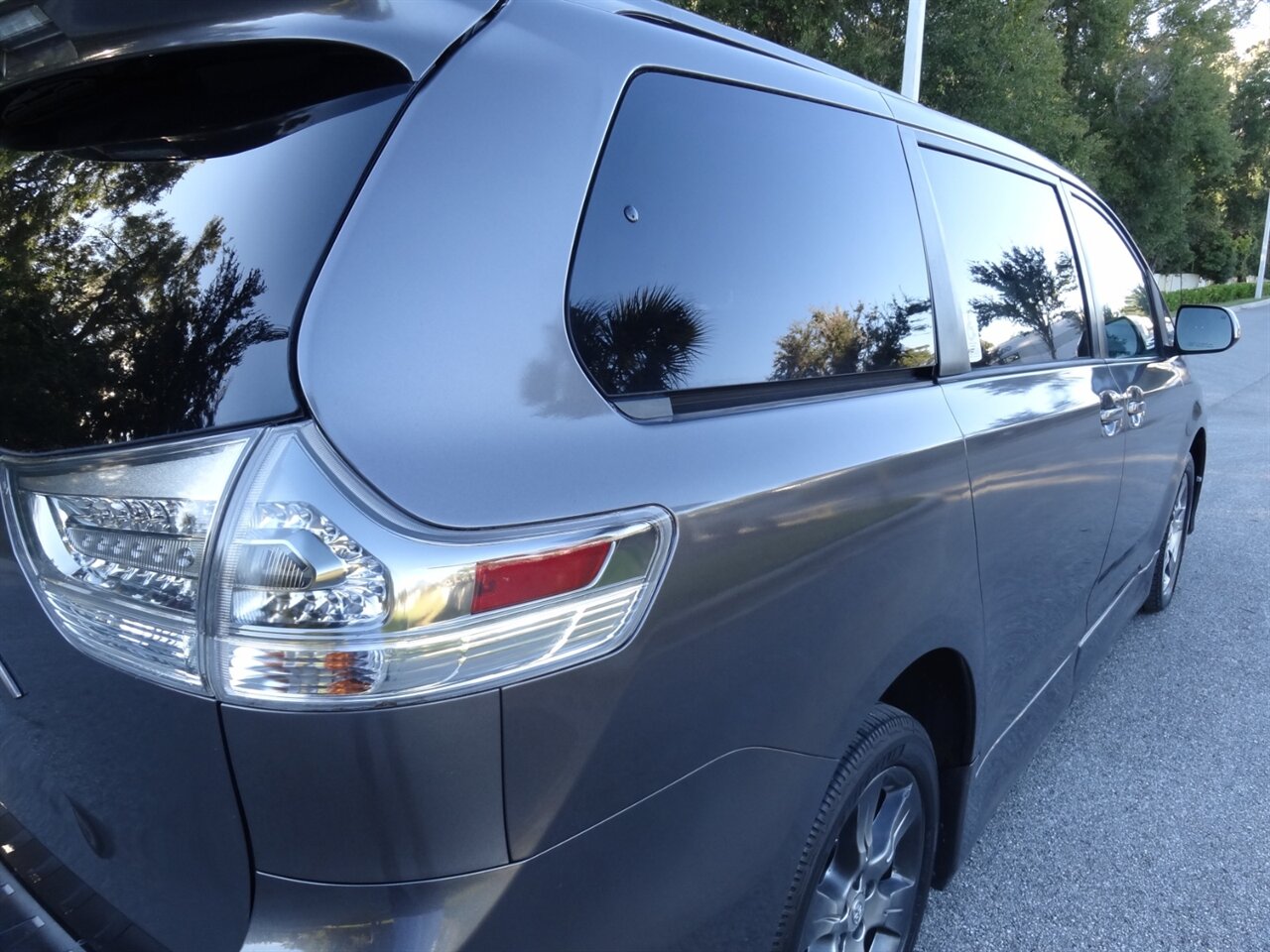 2011 Toyota Sienna SE  BraunAbility ramp van - Photo 12 - Deland, FL 32720