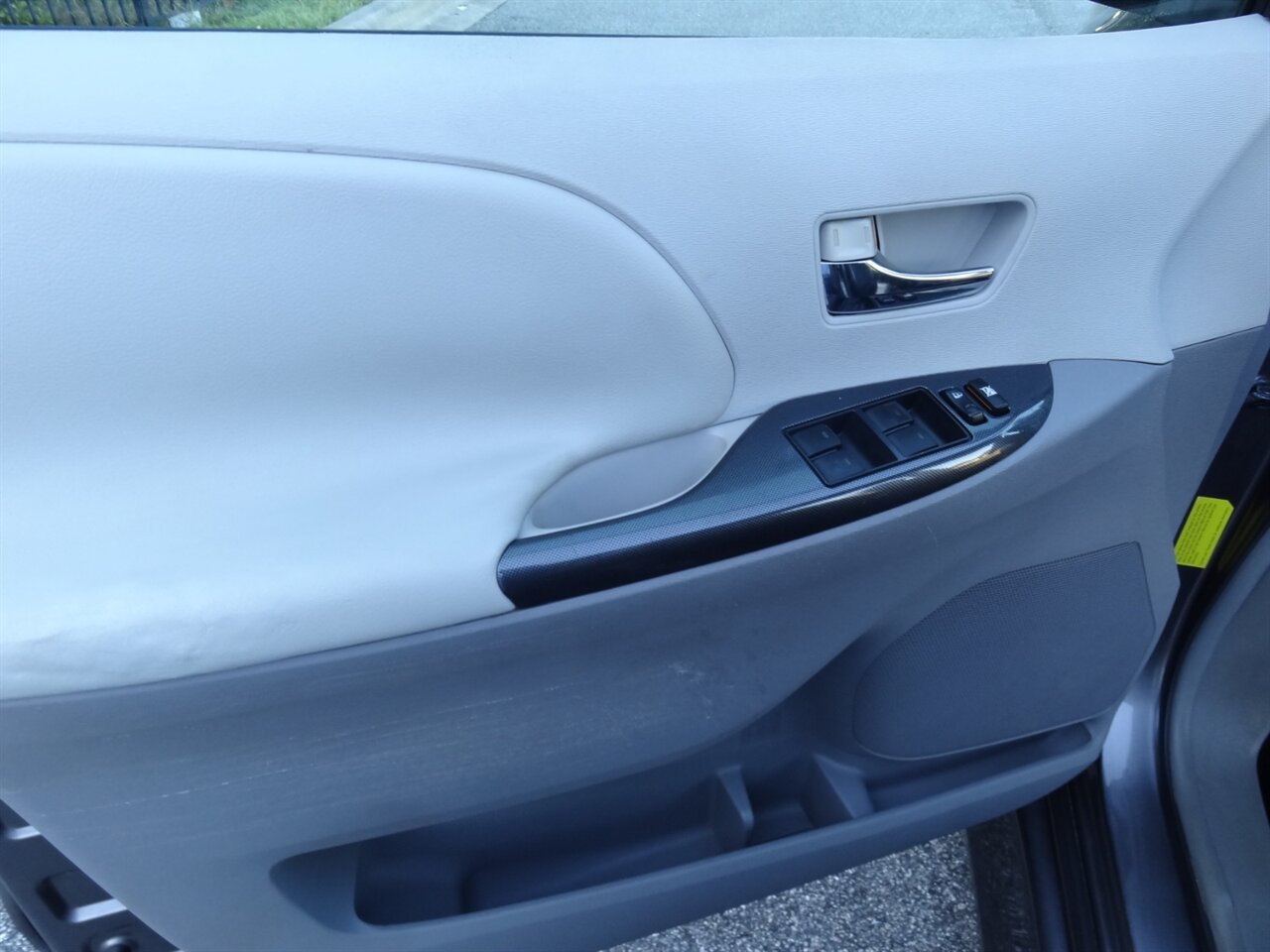 2011 Toyota Sienna SE  BraunAbility ramp van - Photo 31 - Deland, FL 32720