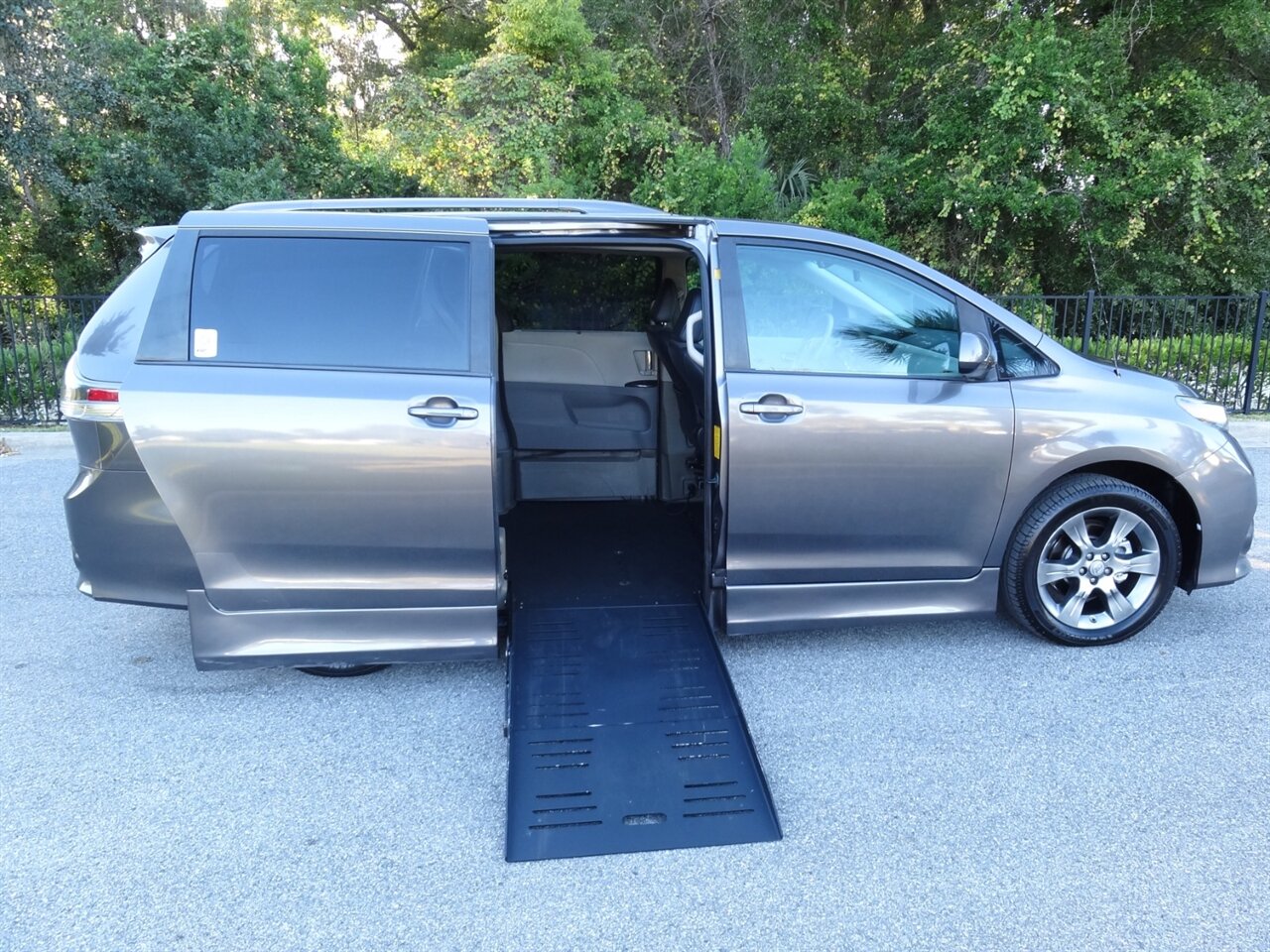 2011 Toyota Sienna SE  BraunAbility ramp van - Photo 26 - Deland, FL 32720
