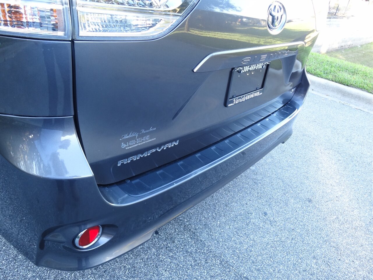 2011 Toyota Sienna SE  BraunAbility ramp van - Photo 21 - Deland, FL 32720