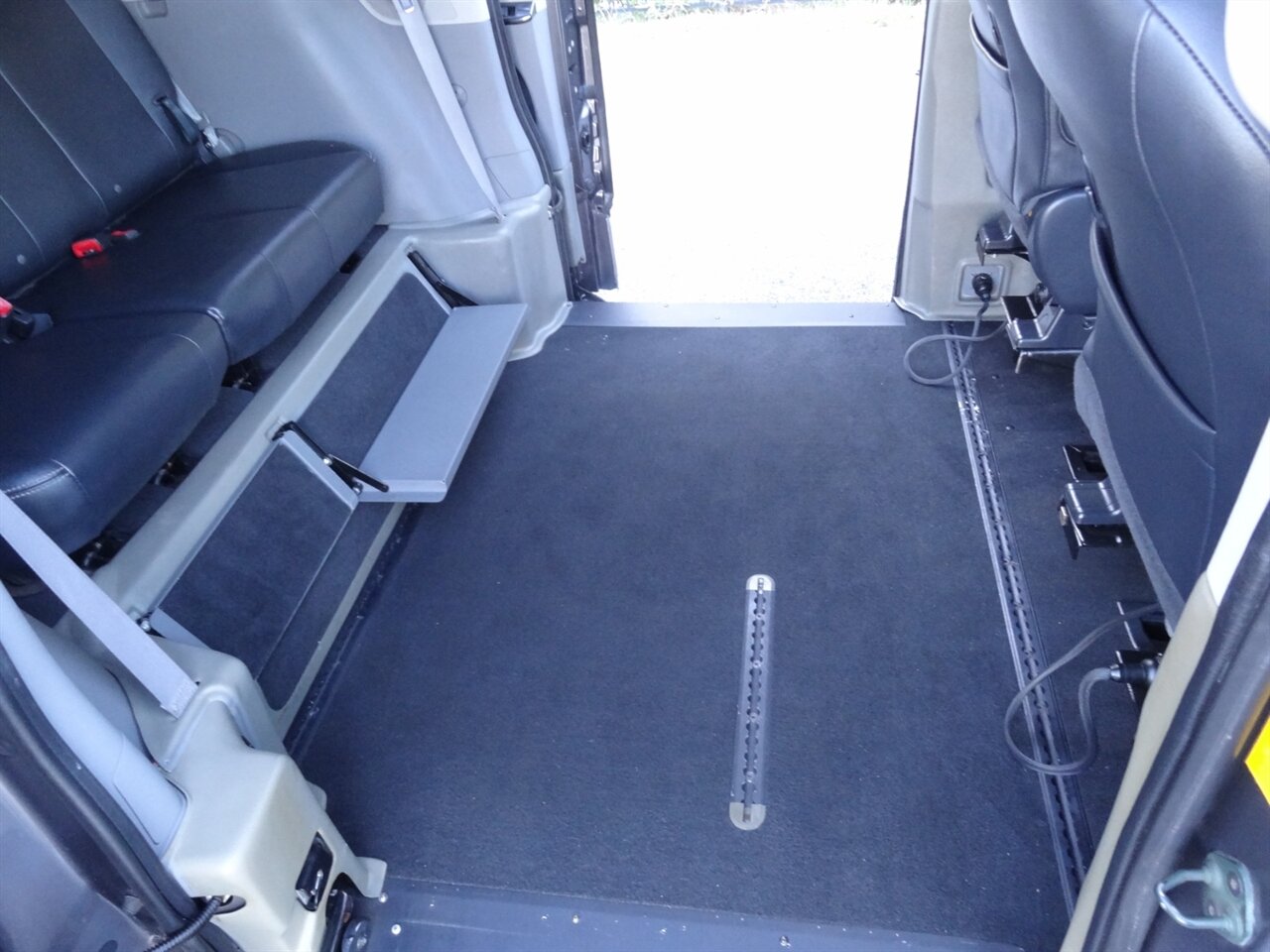 2011 Toyota Sienna SE  BraunAbility ramp van - Photo 43 - Deland, FL 32720