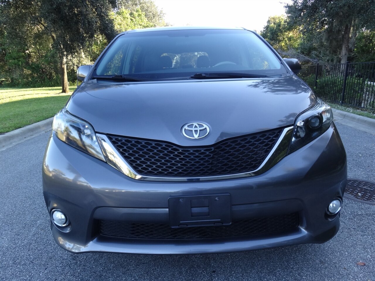 2011 Toyota Sienna SE  BraunAbility ramp van - Photo 5 - Deland, FL 32720