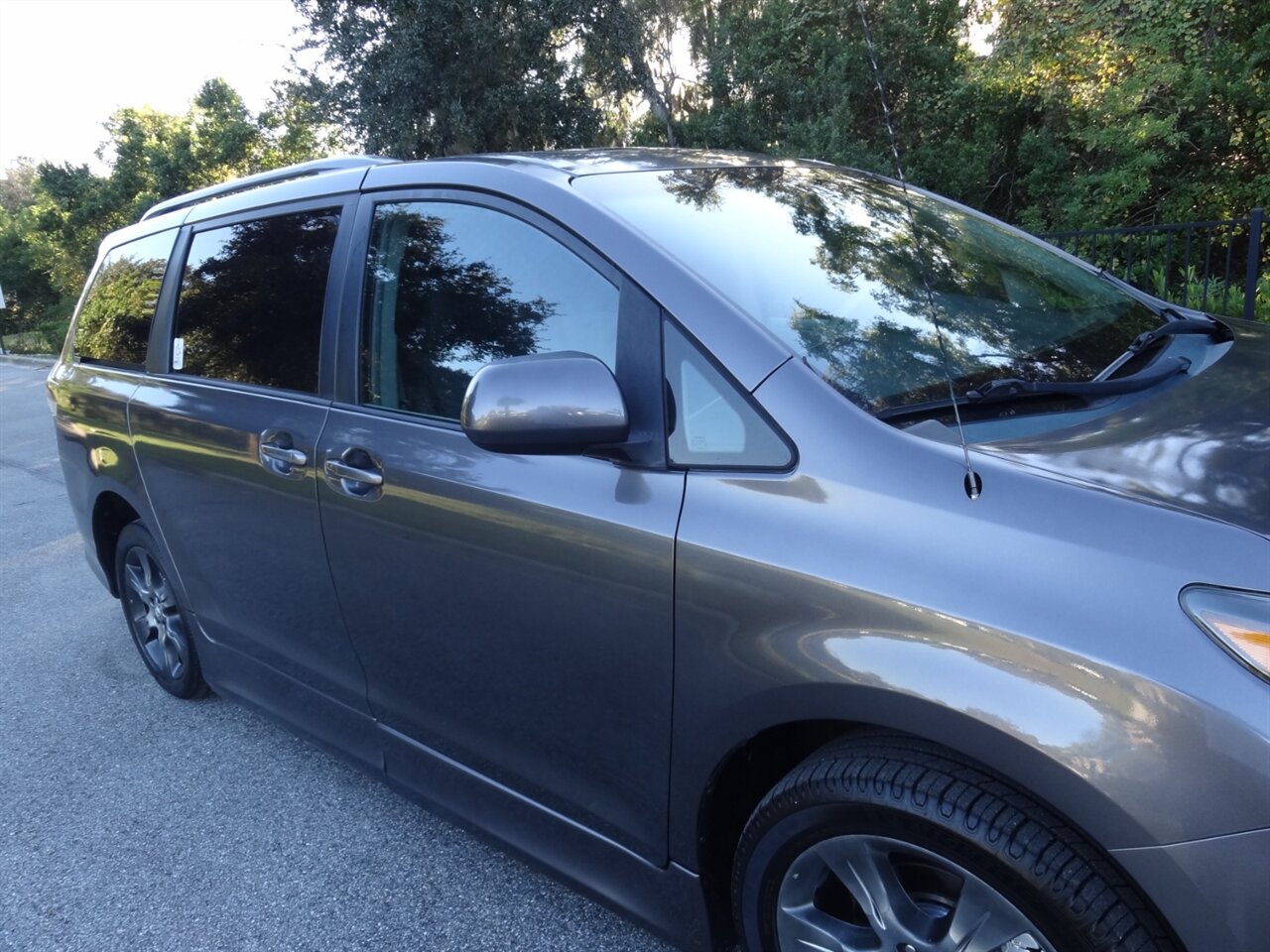 2011 Toyota Sienna SE  BraunAbility ramp van - Photo 8 - Deland, FL 32720
