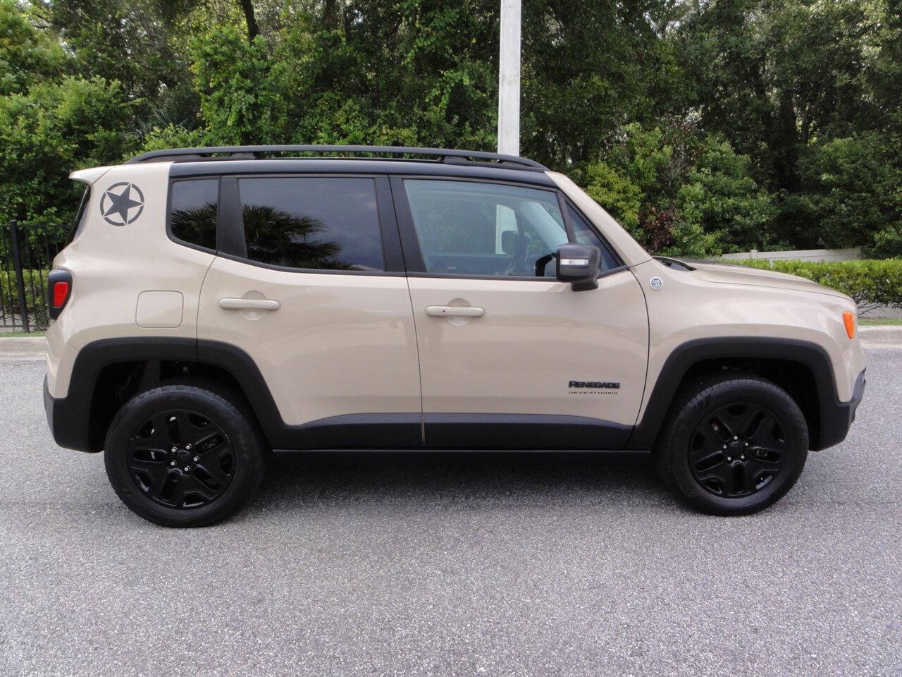 2017 Jeep Renegade Trailhawk  4X4 - Photo 16 - Deland, FL 32720