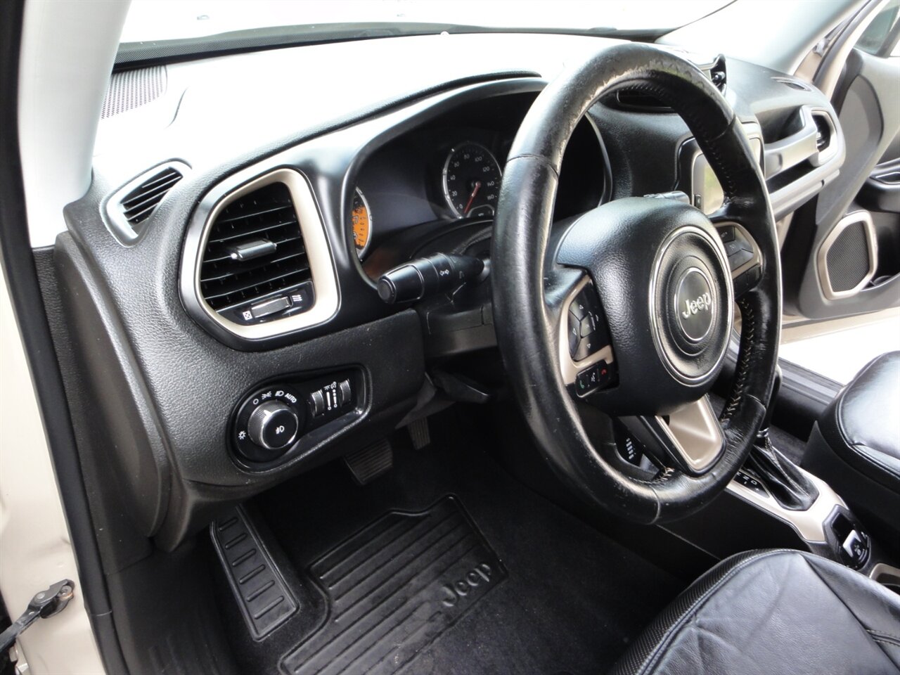 2017 Jeep Renegade Trailhawk  4X4 - Photo 32 - Deland, FL 32720