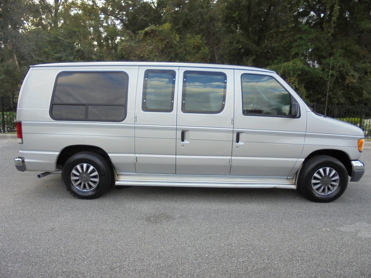 2000 Ford E-Series Van Gulf stream RV   - Photo 15 - Deland, FL 32720