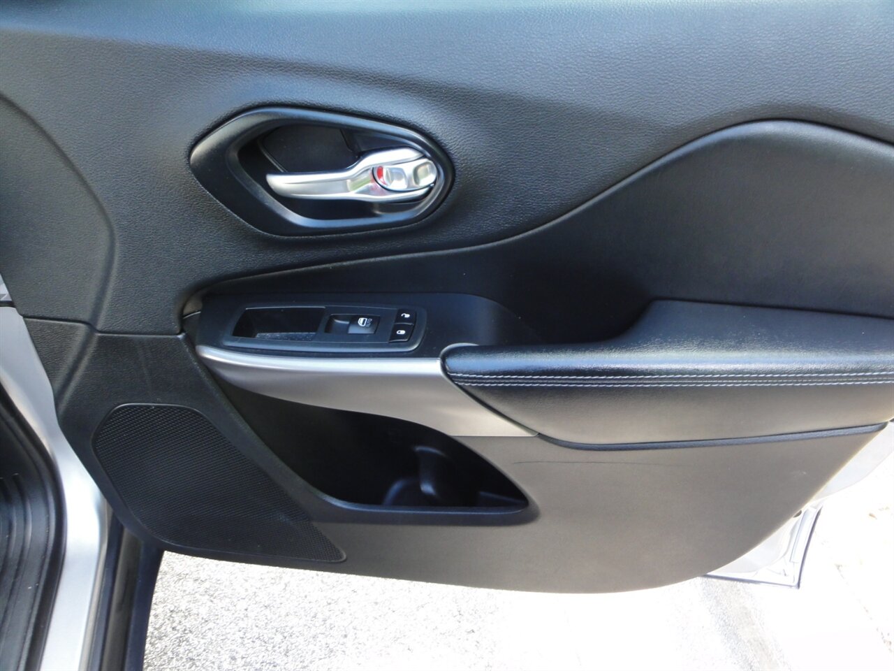 2019 Jeep Cherokee Latitude Plus   - Photo 43 - Deland, FL 32720