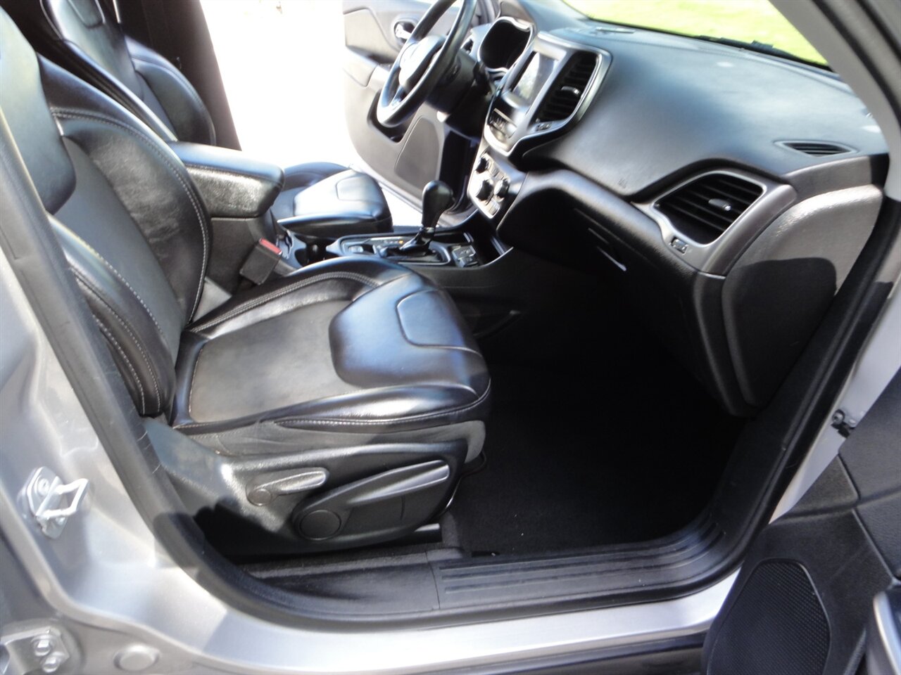 2019 Jeep Cherokee Latitude Plus   - Photo 40 - Deland, FL 32720