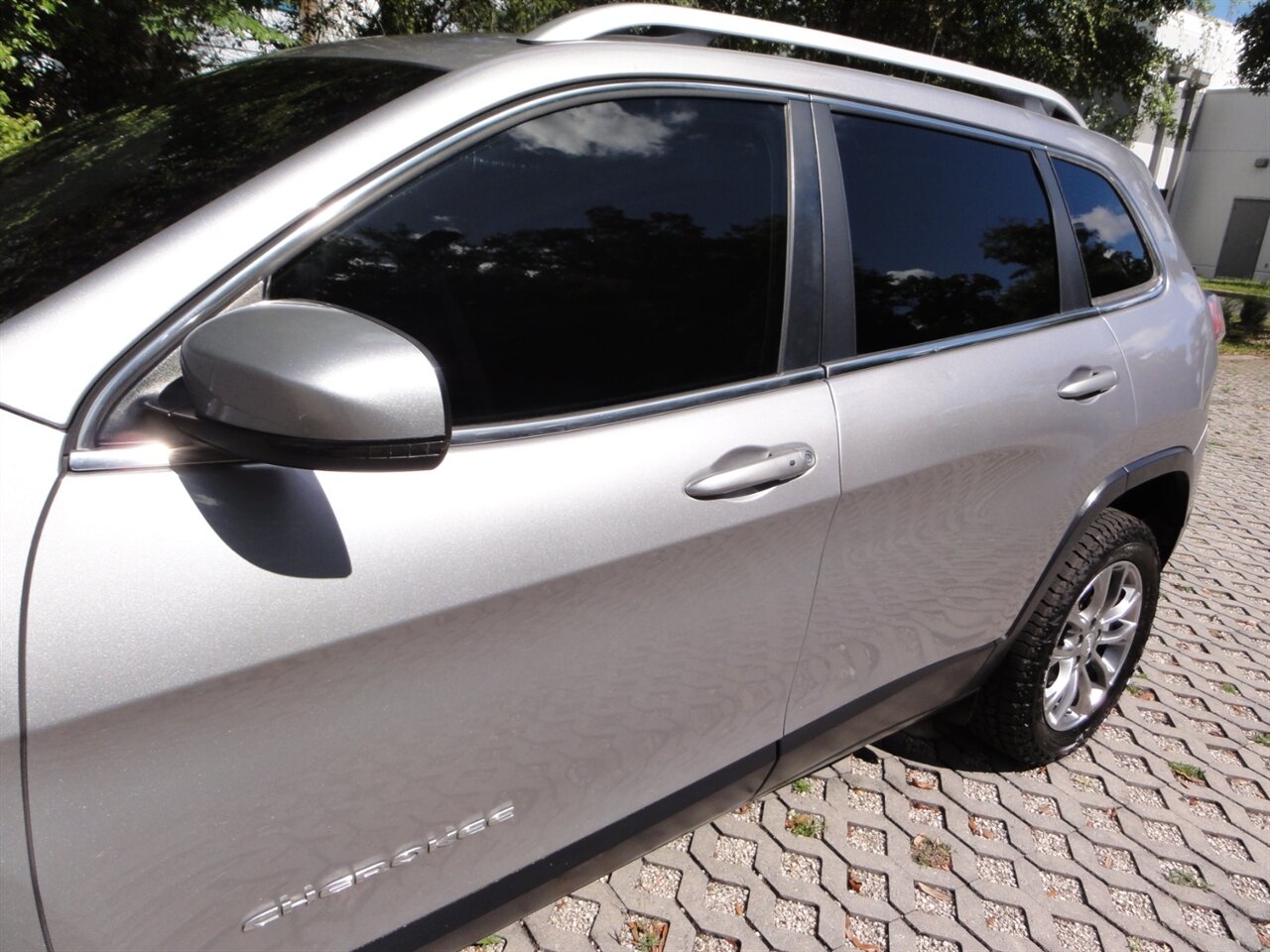 2019 Jeep Cherokee Latitude Plus   - Photo 10 - Deland, FL 32720