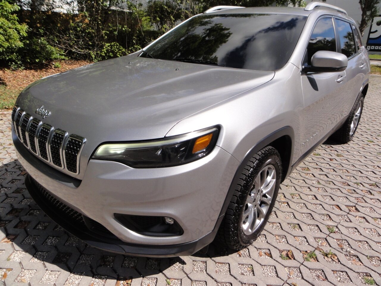 2019 Jeep Cherokee Latitude Plus   - Photo 2 - Deland, FL 32720