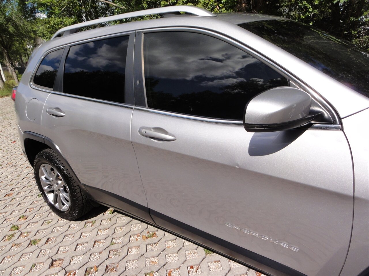 2019 Jeep Cherokee Latitude Plus   - Photo 9 - Deland, FL 32720