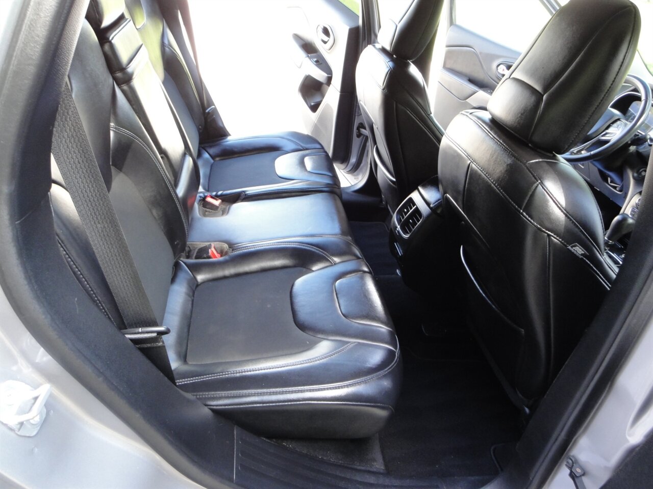 2019 Jeep Cherokee Latitude Plus   - Photo 38 - Deland, FL 32720