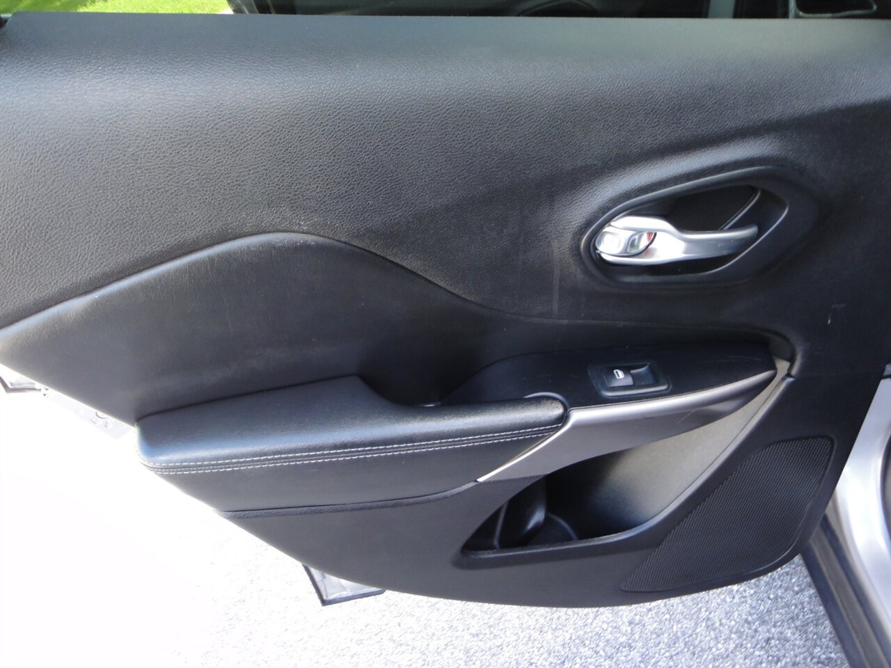 2019 Jeep Cherokee Latitude Plus   - Photo 36 - Deland, FL 32720