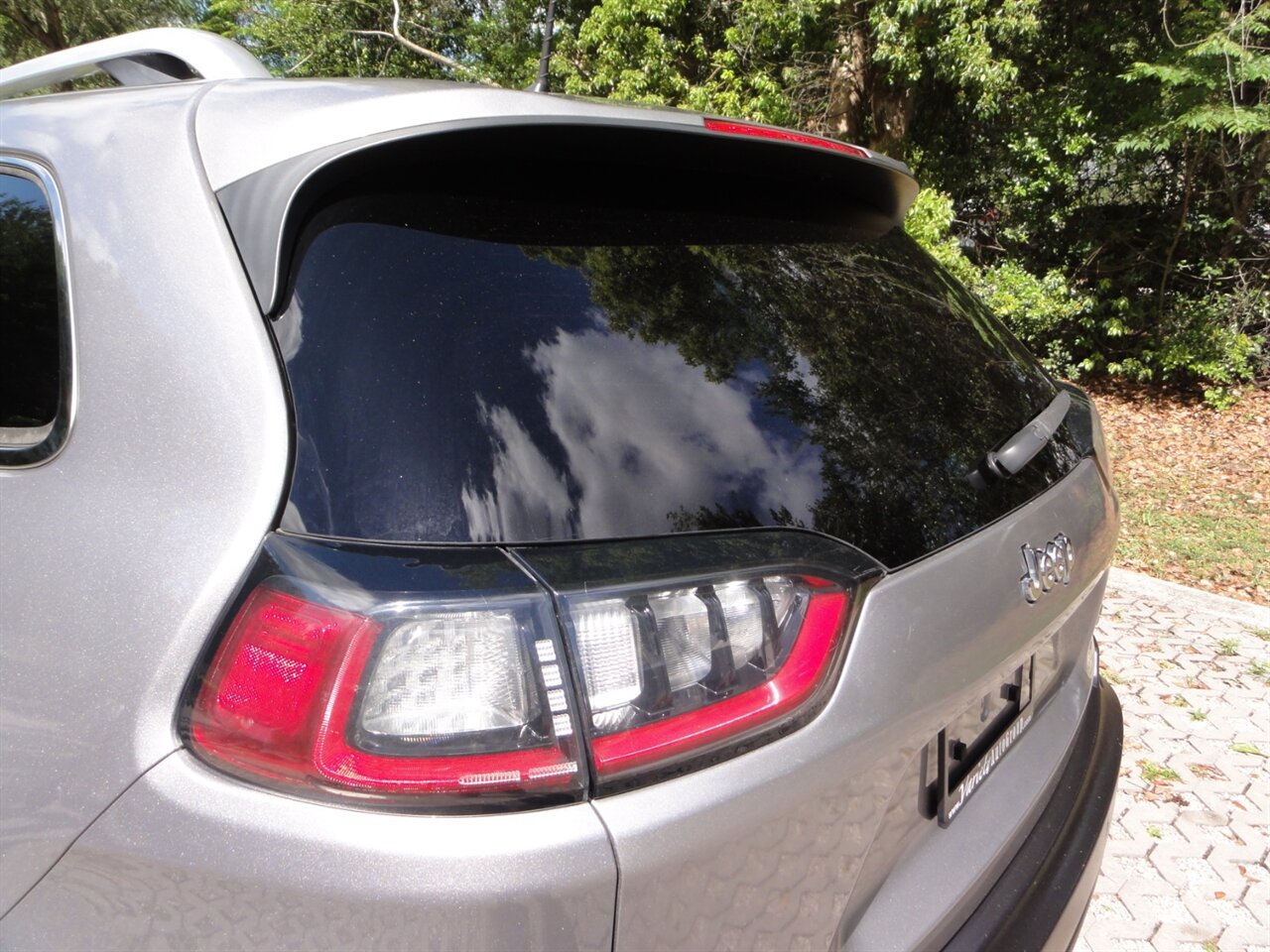 2019 Jeep Cherokee Latitude Plus   - Photo 18 - Deland, FL 32720