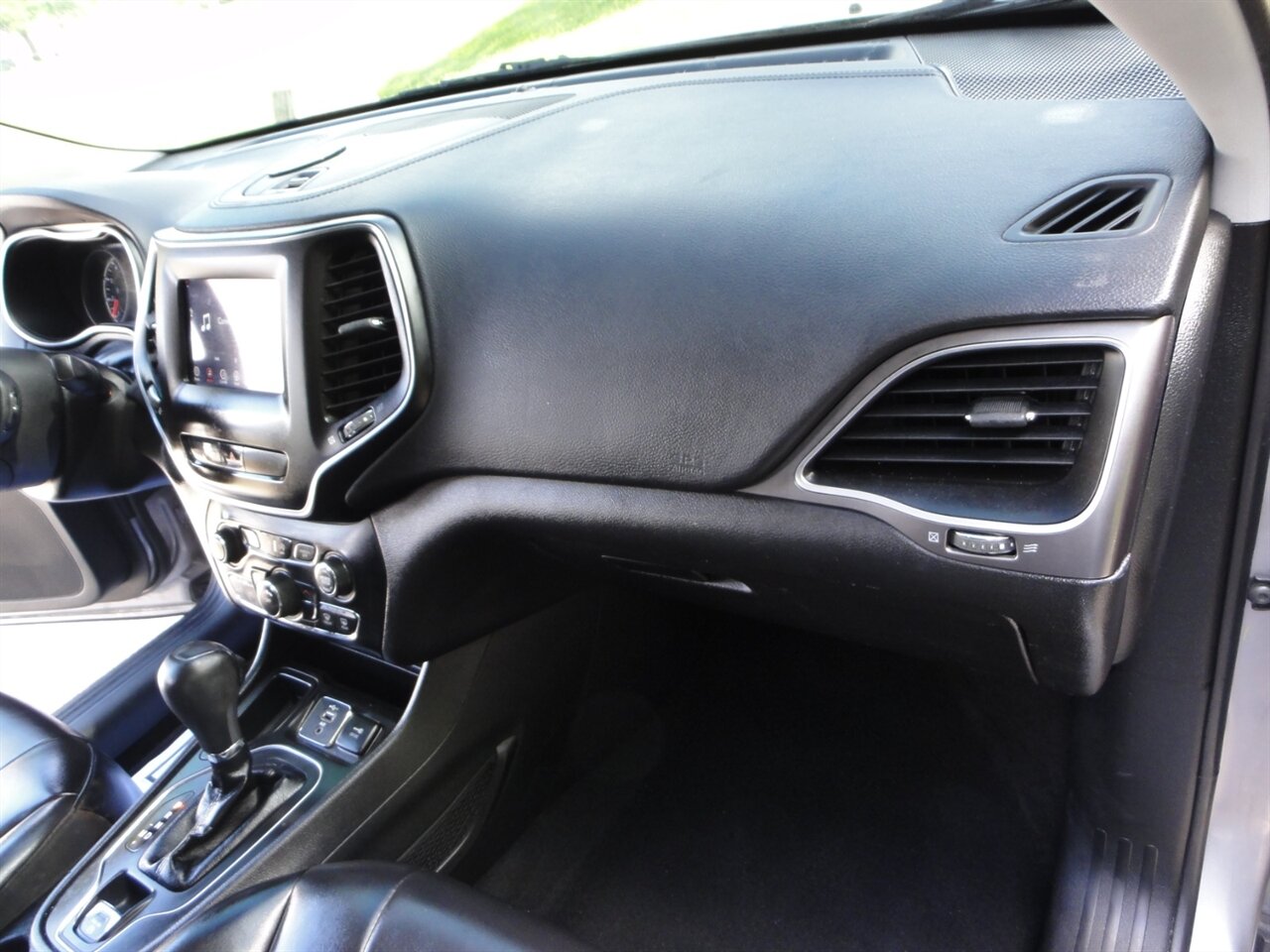 2019 Jeep Cherokee Latitude Plus   - Photo 42 - Deland, FL 32720