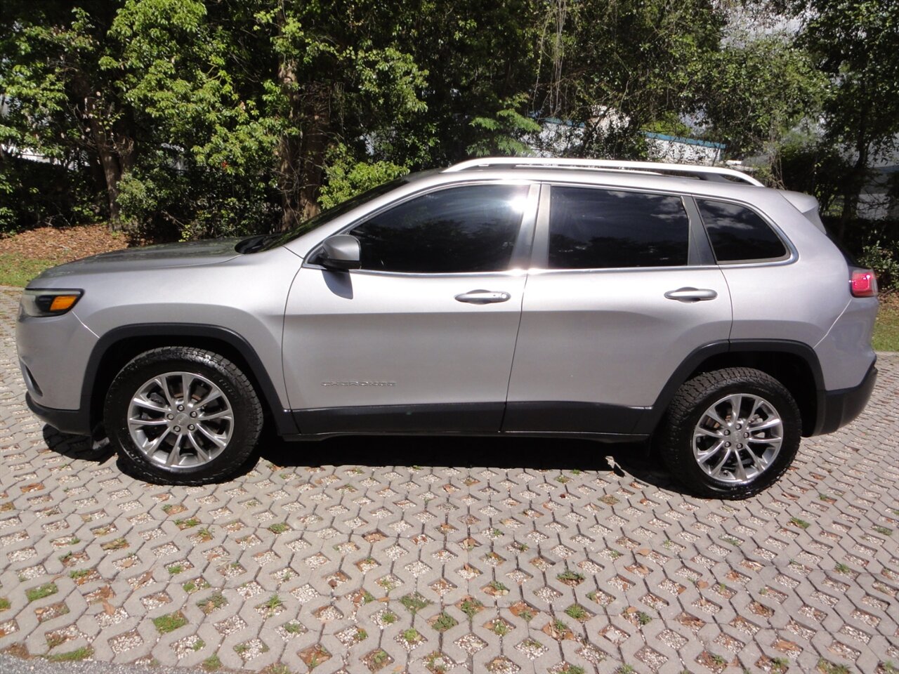 2019 Jeep Cherokee Latitude Plus   - Photo 14 - Deland, FL 32720