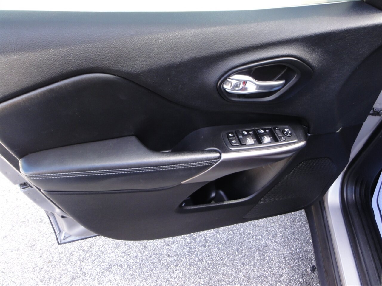 2019 Jeep Cherokee Latitude Plus   - Photo 28 - Deland, FL 32720