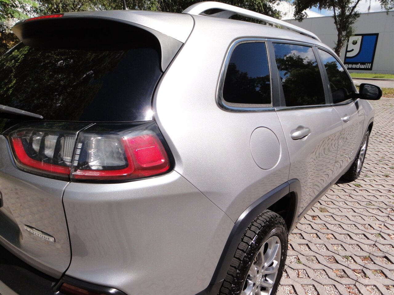 2019 Jeep Cherokee Latitude Plus   - Photo 12 - Deland, FL 32720