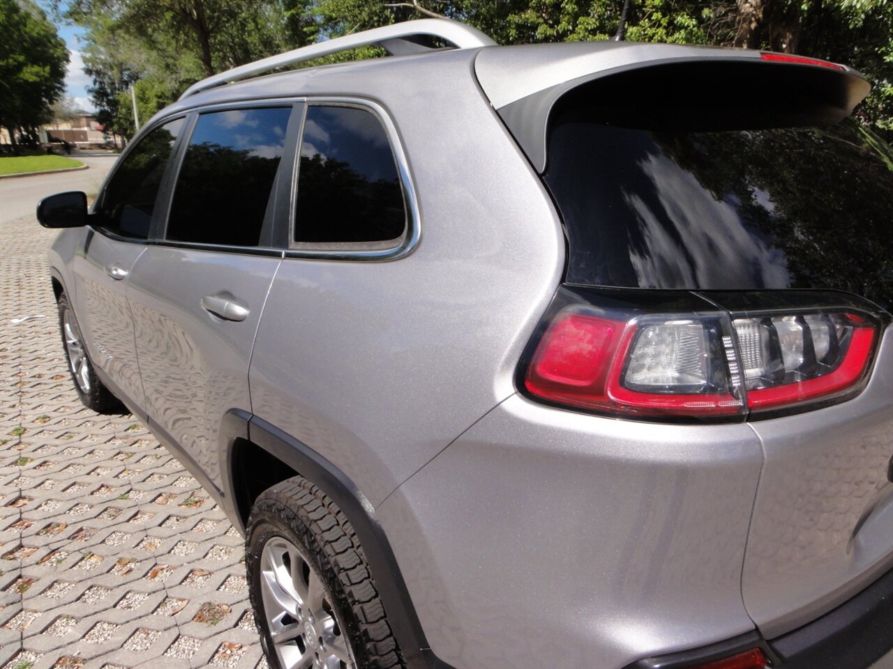 2019 Jeep Cherokee Latitude Plus   - Photo 11 - Deland, FL 32720