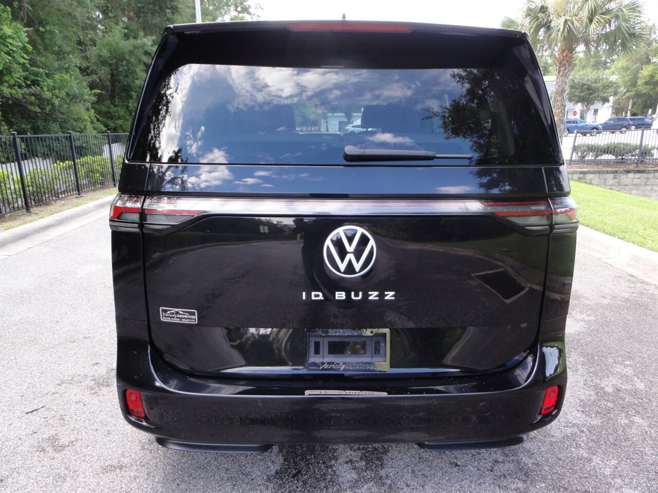 2025 Volkswagen ID. Buzz Pro S Plus   - Photo 14 - Deland, FL 32720