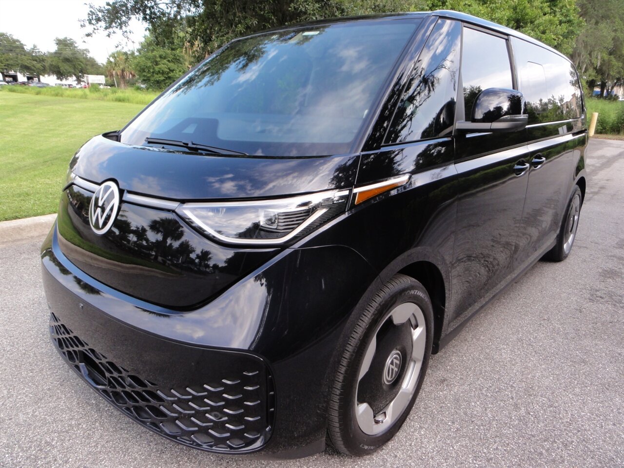 2025 Volkswagen ID. Buzz Pro S Plus   - Photo 2 - Deland, FL 32720