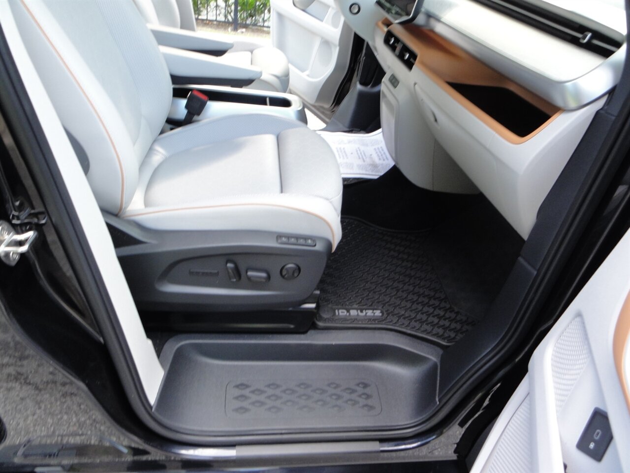 2025 Volkswagen ID. Buzz Pro S Plus   - Photo 37 - Deland, FL 32720