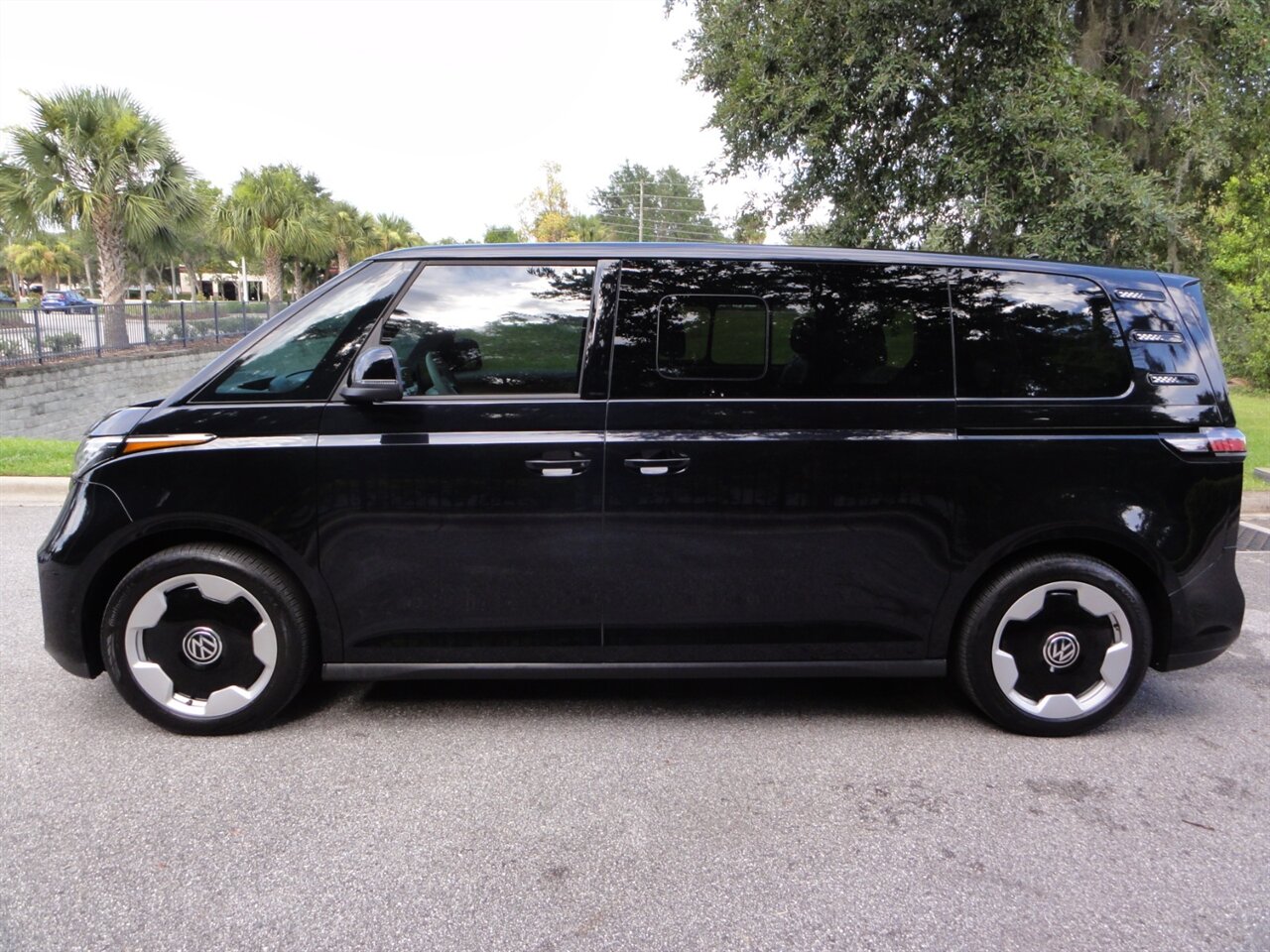 2025 Volkswagen ID. Buzz Pro S Plus   - Photo 16 - Deland, FL 32720