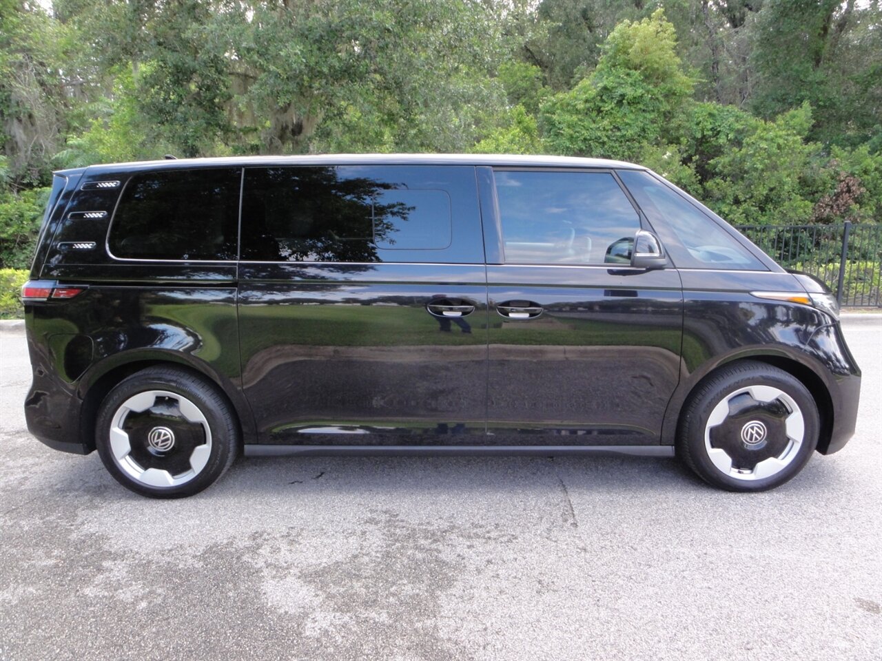 2025 Volkswagen ID. Buzz Pro S Plus   - Photo 15 - Deland, FL 32720