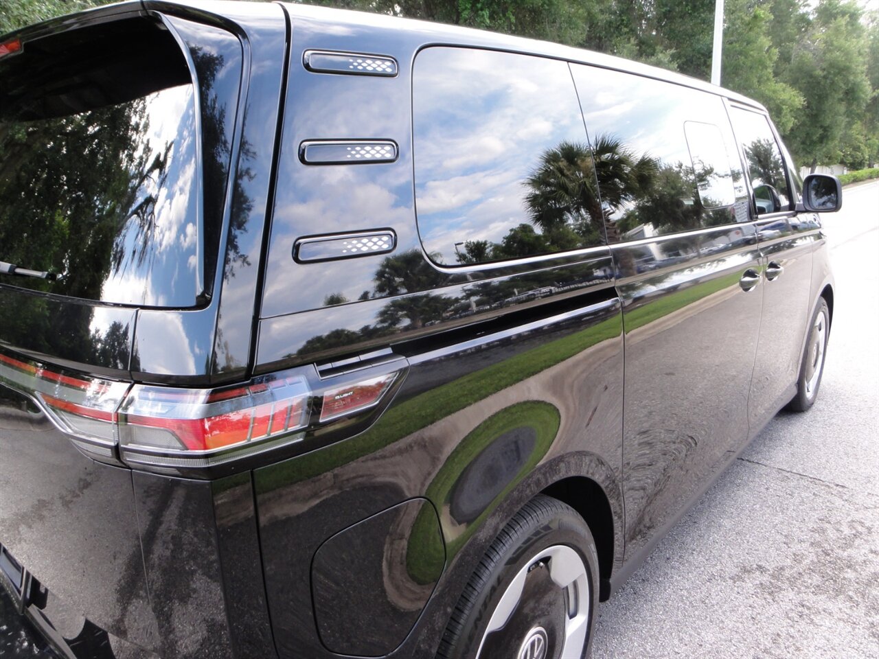 2025 Volkswagen ID. Buzz Pro S Plus   - Photo 13 - Deland, FL 32720