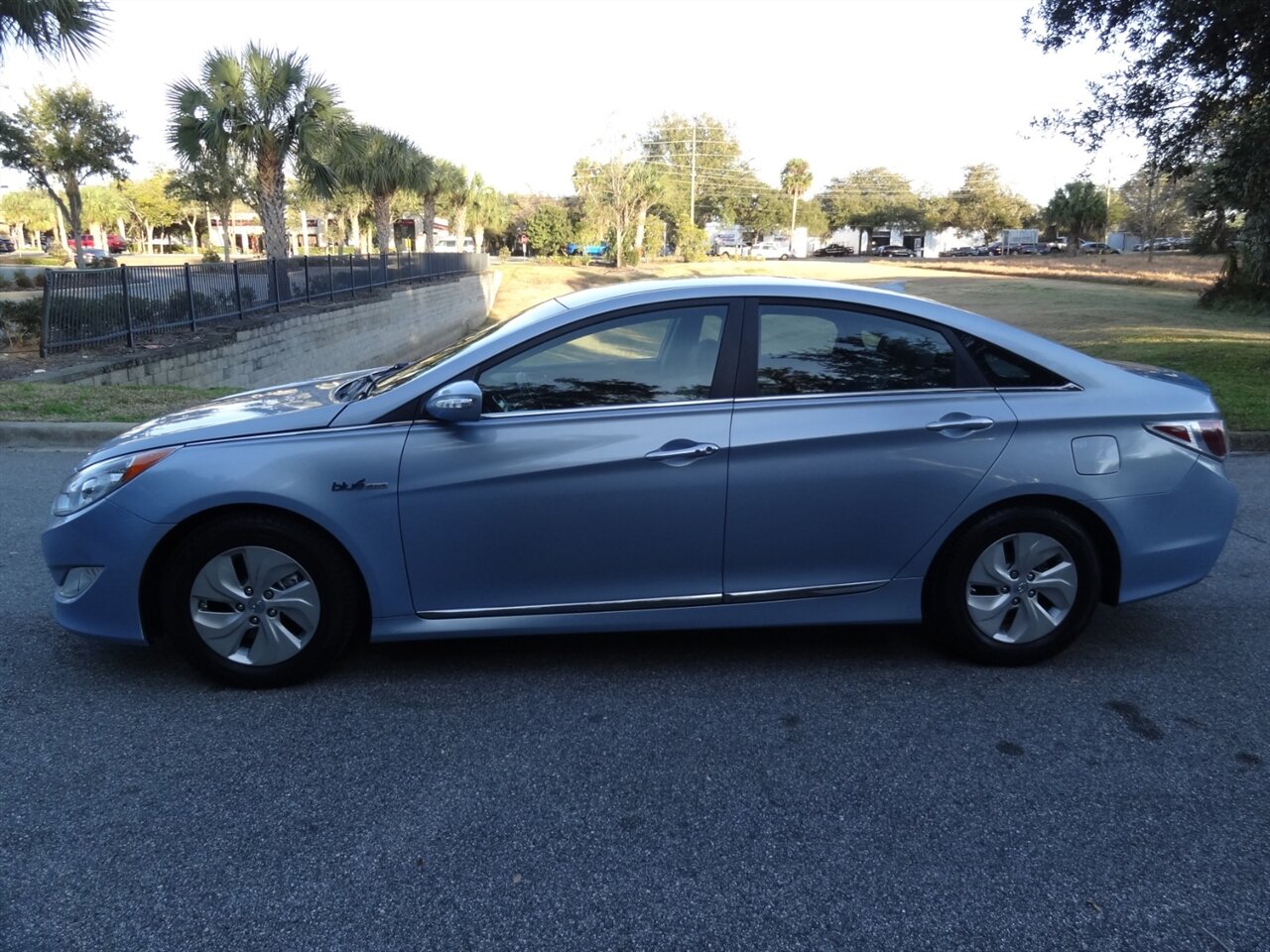 2013 Hyundai SONATA Hybrid   - Photo 14 - Deland, FL 32720