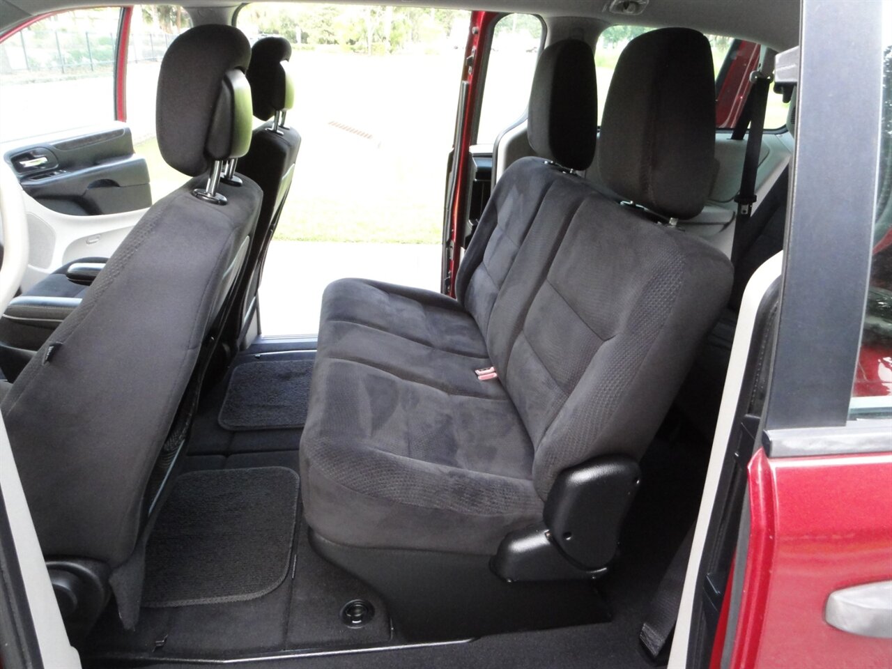 2014 Dodge Grand Caravan American Value Package - Photo 31 - Deland, FL 32720