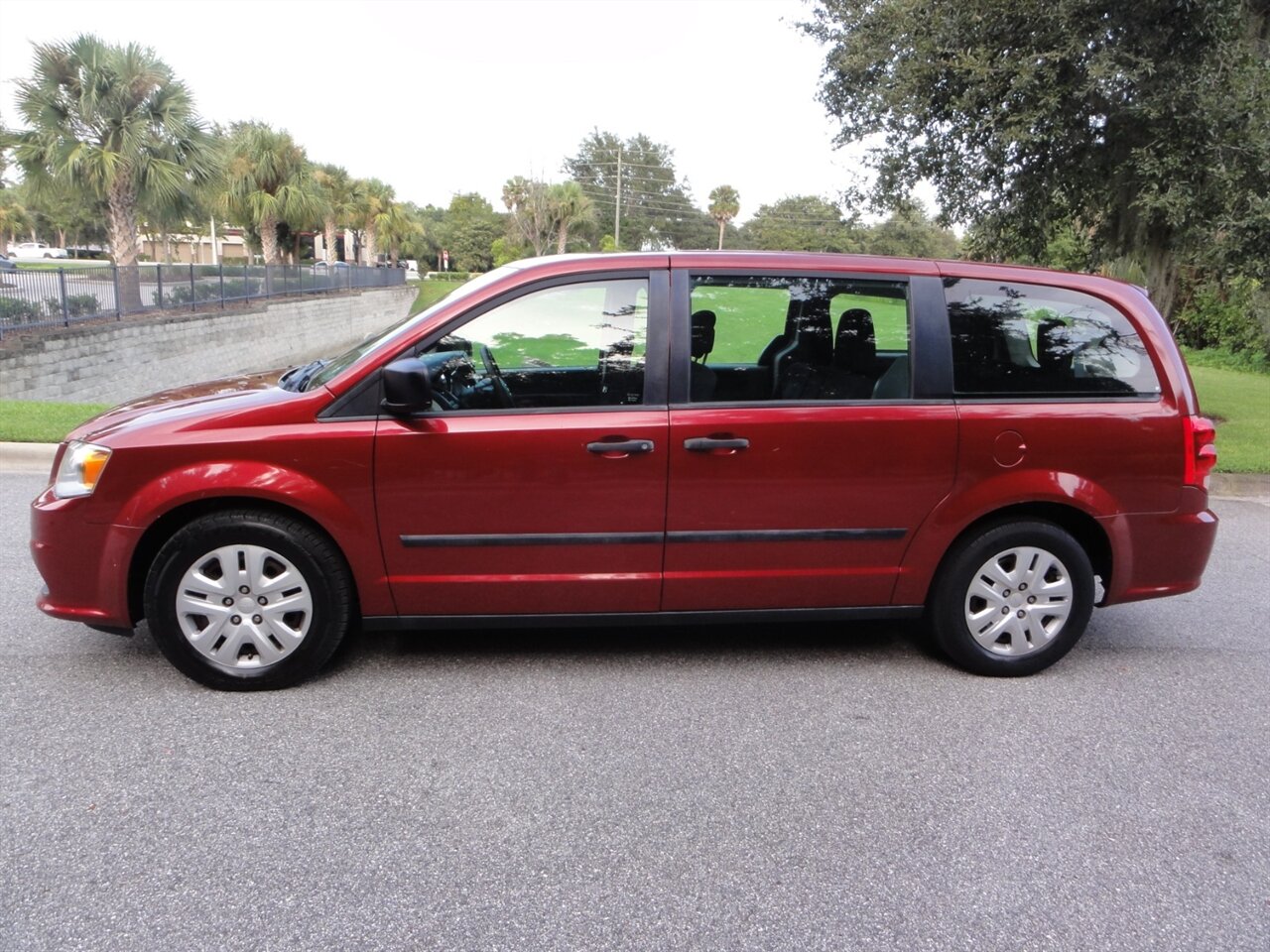 2014 Dodge Grand Caravan American Value Package - Photo 16 - Deland, FL 32720