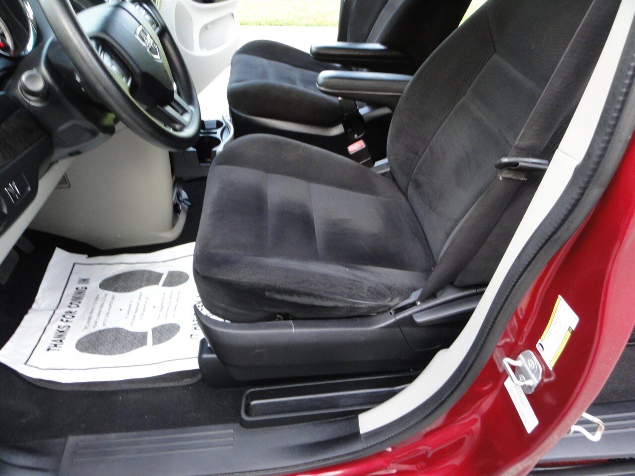 2014 Dodge Grand Caravan American Value Package - Photo 27 - Deland, FL 32720
