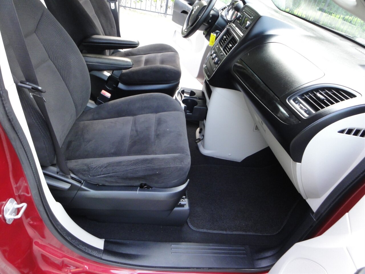 2014 Dodge Grand Caravan American Value Package - Photo 37 - Deland, FL 32720