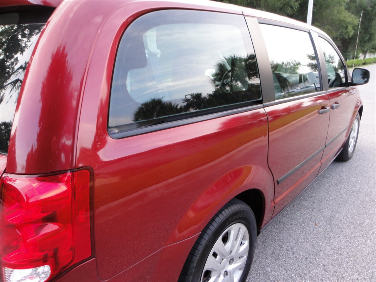 2014 Dodge Grand Caravan American Value Package - Photo 13 - Deland, FL 32720
