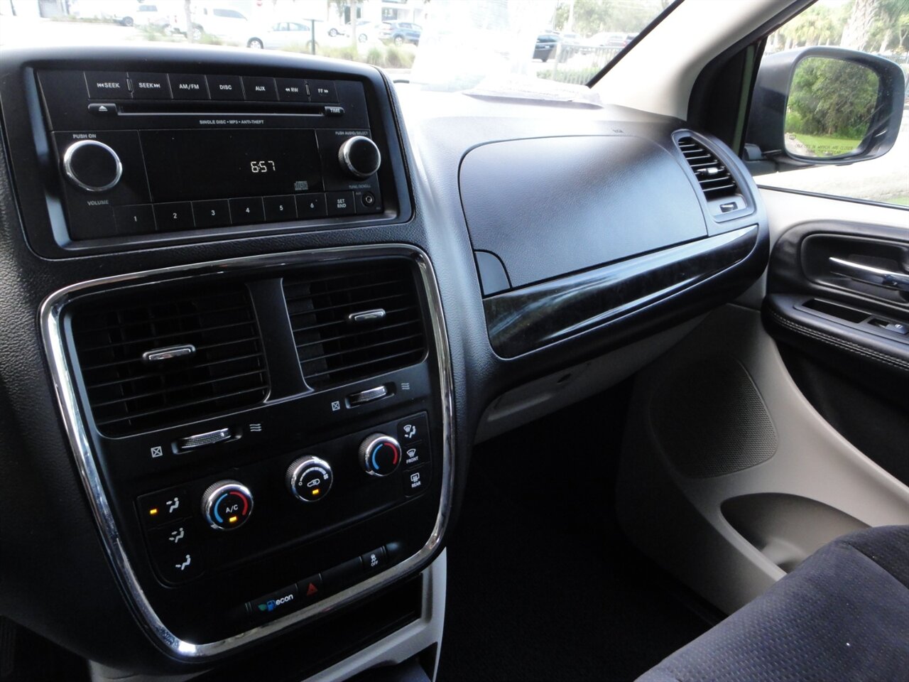 2014 Dodge Grand Caravan American Value Package - Photo 49 - Deland, FL 32720